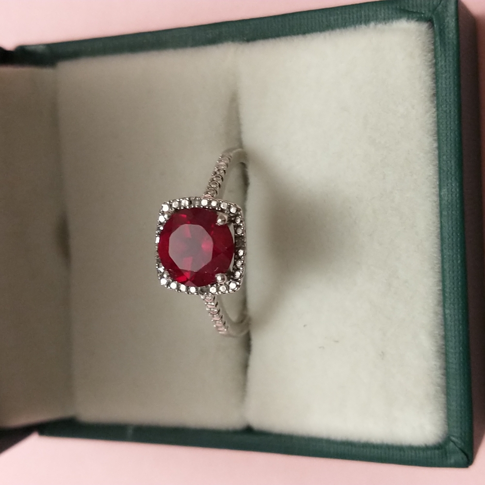 Beautiful deep red ruby cushion cut ring - Picture 8 of 8